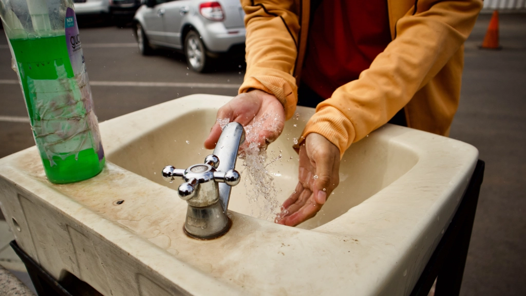 Lavarse manos, Foto de Rizal Hilman en Unsplash