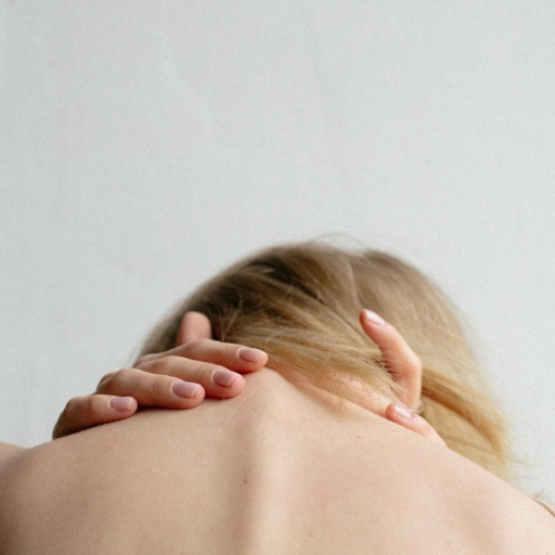 Dolor espalda ,Foto de Klara Kulikova en Unsplash