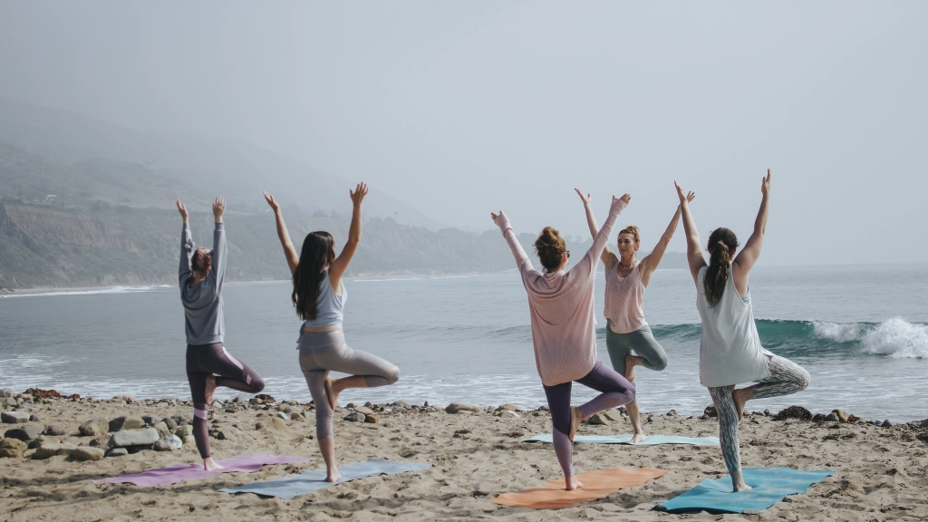 Yoga para el dolor de espalda: Poses recomendadas por expertos, Foto de Kaylee Garrett en Unsplash