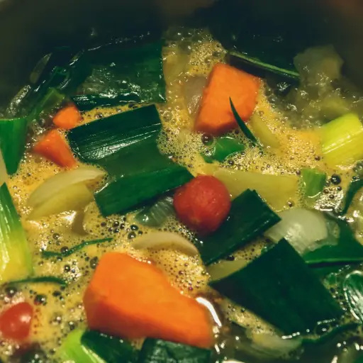 Sopa de verdura ,Foto de Jametlene Reskp en Unsplash