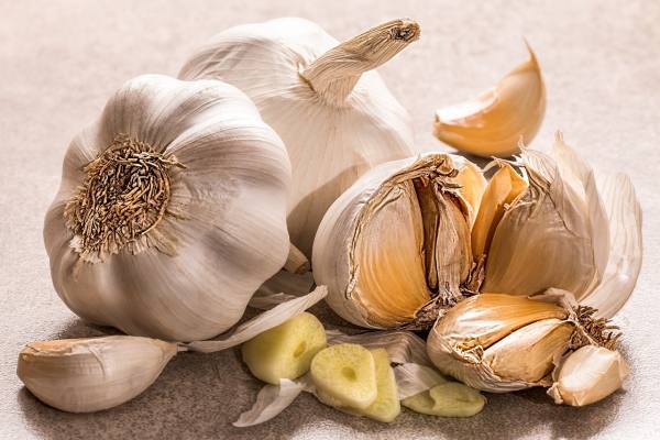 ¿Quiénes deben evitar comer ajo? Descubre los riesgos para la salud