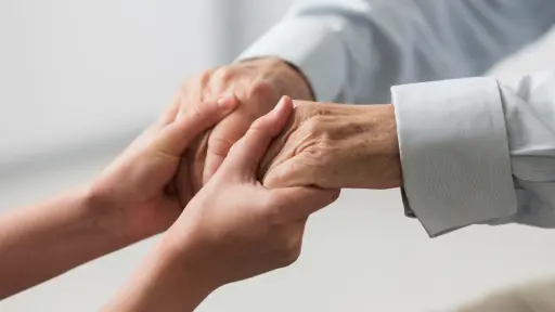 ¿Qué es el Edadismo y cómo perjudica a adultos mayores?