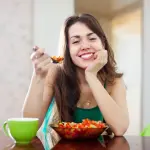 Mujer comiendo, freepik.es