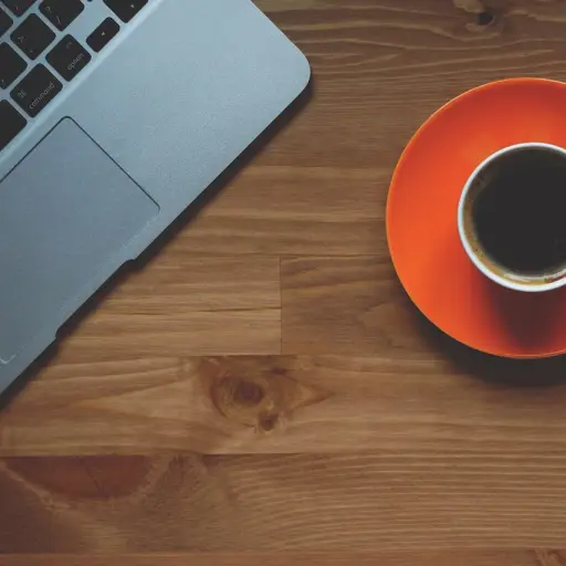 taza de cafe, computadora portátil, oficina ,Pixabay