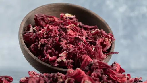 ¿Quiénes deben evitar la Flor de Jamaica? Descubre los riesgos de esta popular infusión medicinal