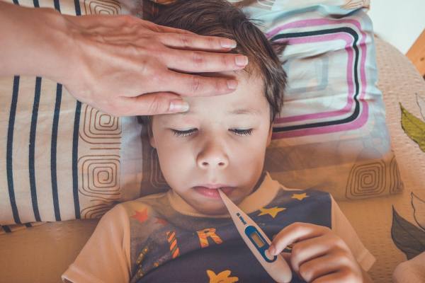Cómo manejar la fiebre en niños: claves esenciales para padres y señales de alerta que no debes ignorar