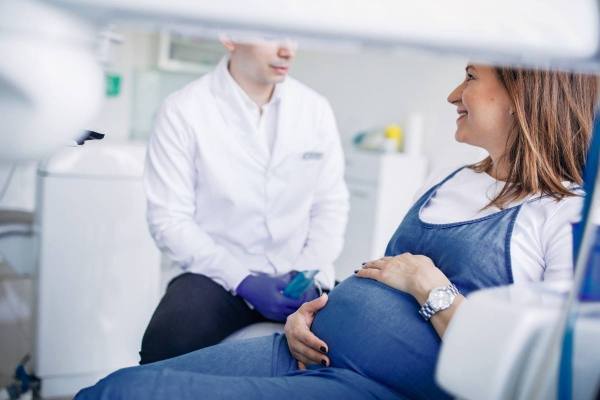 Salud periodontal en el embarazo: el control gratuito que puede prevenir un parto prematuro y casi nadie solicita