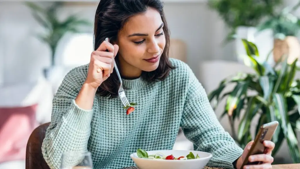 Comer con el celular, Prensa