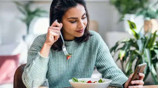 Comer con el celular ,Prensa